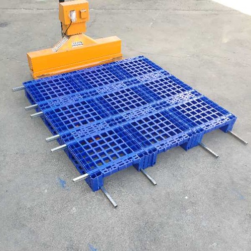 Three Runners Plastic Pallet